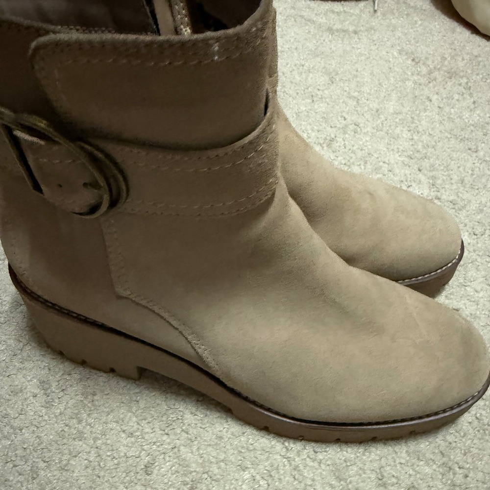 Blonde waterproof lug sole boots